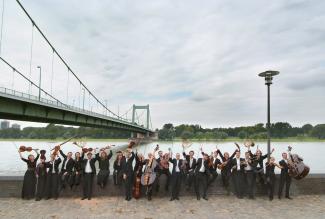 Das Neue Orchester am Rheinufer